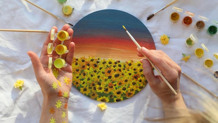 Ilustrasi melukis/Foto: Freepik.com/atlascompany