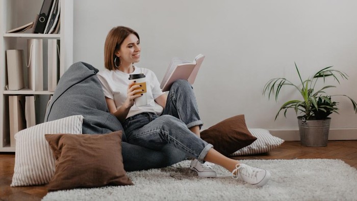 Ilustrasi membaca buku/Foto: Freepik.com/lookstudio