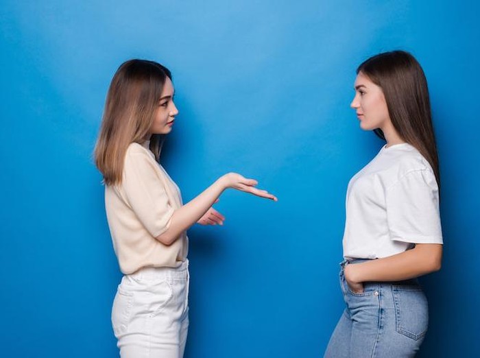 Ilustrasi menatap lawan bicara/Foto: Freepik/diana.grytsku