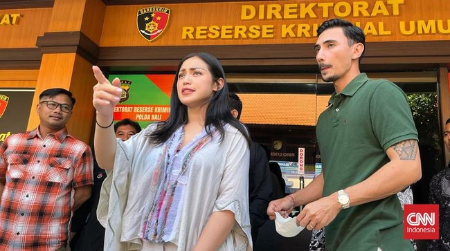 Penipu Jessica Iskandar Sempat Berpindah Negara Sebelum Ditangkap Christoper Stefanus Budianto, tersangka kasus penipuan Jessica Iskandar sempat kabur ke beberapa negara sebelum ditangkap di Bangkok, Thailand.