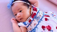 <p>Kali ini putri keempat pasangan Aliya Rajasa dan Ibas Yudhoyono terlihat cantik mengenakan gaun putih bermotif bunga lengkap dengan bandonya. Arti nama Alisha pun begitu indah. (Foto: Instagram/ruby_26)</p>