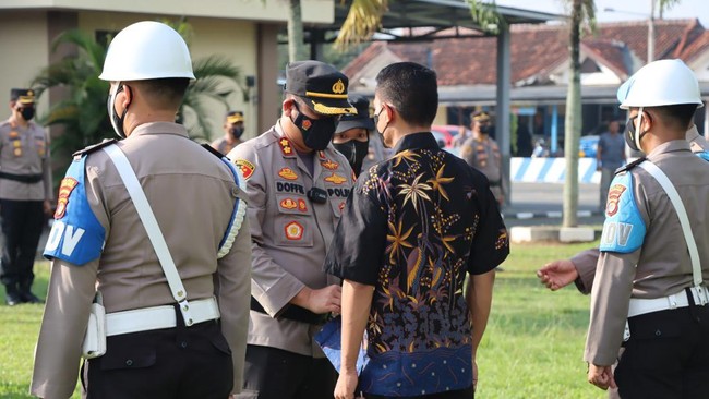 Pemecatan Aipda Rudi dilaksanakan dalam Upacara Pemberhentian dengan tidak hormat (PTDH) di halaman Mako Polres Lampung Tengah, Jumat (16/9).