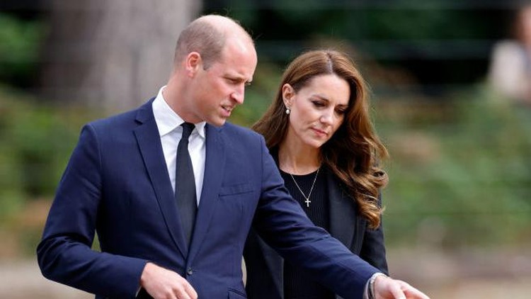 SANDRINGHAM, NORFOLK - SEPTEMBER 15: (EMBARGOED FOR PUBLICATION IN UK NEWSPAPERS UNTIL 24 HOURS AFTER CREATE DATE AND TIME) Prince William, Prince of Wales and Catherine, Princess of Wales view floral tributes left at the entrance to Sandringham House, the Norfolk estate of Queen Elizabeth II, on September 15, 2022 in Sandringham, England. The Prince and Princess of Wales are visiting Sandringham to view tributes to Queen Elizabeth II, who died at Balmoral Castle on September 8, 2022. (Photo by Max Mumby/Indigo/Getty Images)