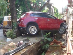 Outlander Hantam Motor Lalu Tabrak Rumah Dinas Bupati Sumenep