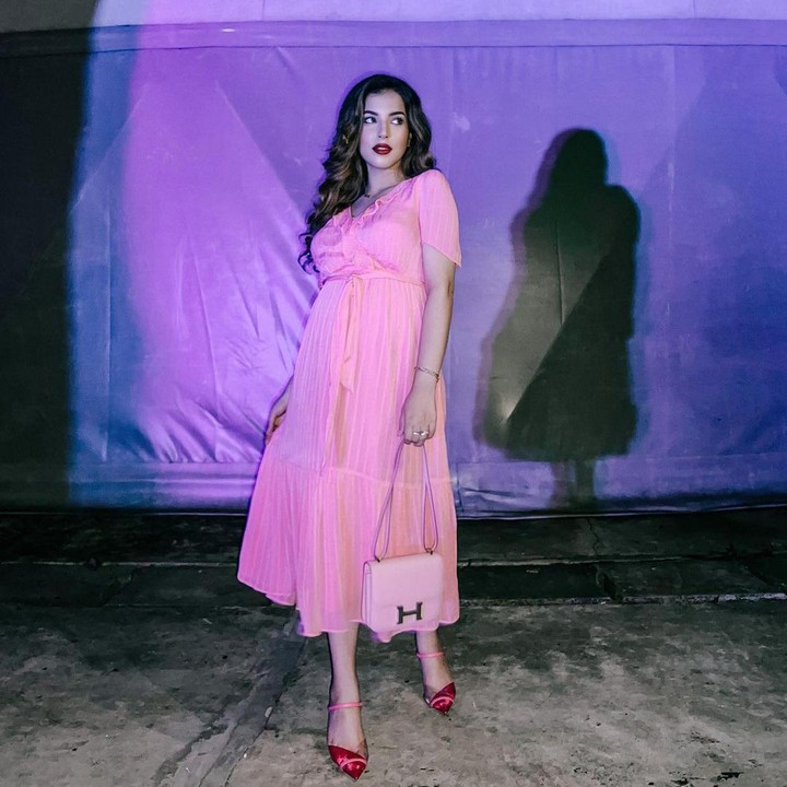 <p>Mengenakan gaun bernuansa pink muda, Tasya terlihat seperti seorang princess ya Bunda. Di tambah perpaduan warna tas dan <em>heels</em>-nya yang senada. (Foto: Instagram @tasyafarasya)</p>