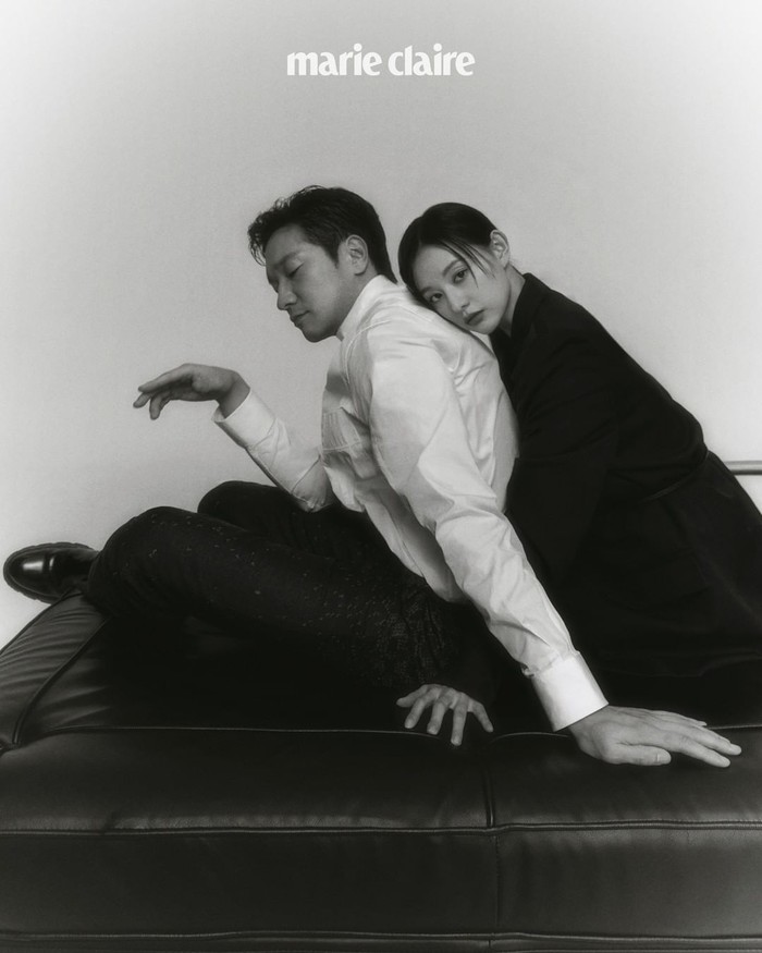 Kim Ji Won dan Seok Koo Son yang sukses pada My Liberation Notes, kembali hadir di pemotretan majalah Marie Claire edisi Agustus. Chemistry keduanya memang sudah melekat meski episode finalnya tayang 29 Mei lalu ya, Beauties? (Foto: Instagram/Marie Claire Korea)