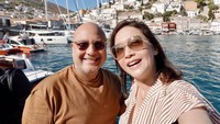 <p>Maia Estianty dan sang suami, Irwan Mussry, sedang menghabiskan waktu bersama nih, Bunda. Keduanya terlihat sedang liburan ke Yunani. (Foto: Instagram @maiaestiantyreal)<br /><br /><br /></p>