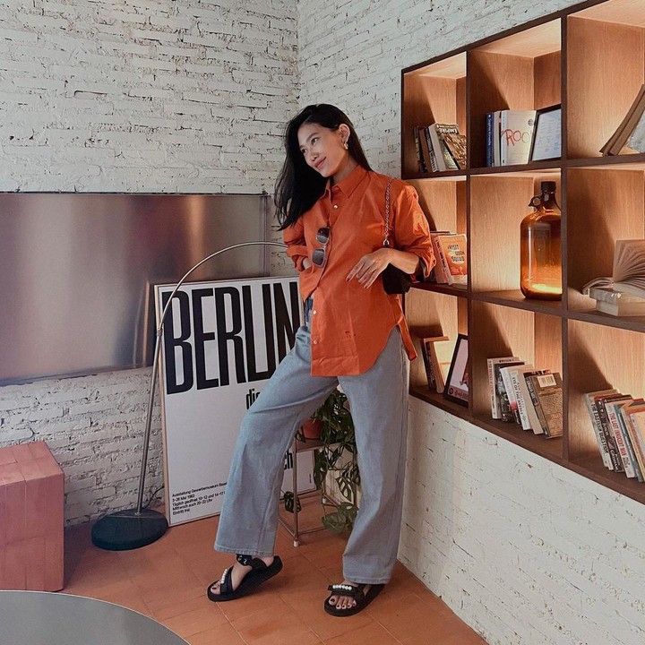 <p>Kehamilan Alika Islamadina kini sudah masuki trimester 3 nih Bunda. Bumil yang satu ini semakin terlihat modis dan <em>stylish</em> dengan <em>baby bump</em>-nya. (Foto: Instagram @alikaislamadina)</p>
