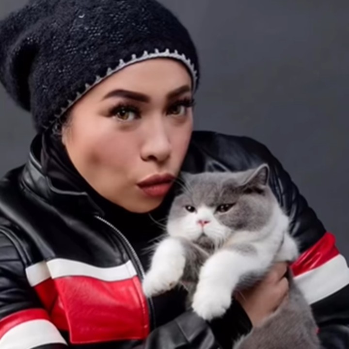 <p>Lewat Instagram, Melly juga tak henti membagikan perjalanan dietnya. Termasuk ketika ia menjalani perawatan pasca operasi bariatrik. Selama beberapa minggu, ia hanya diperbolehkan mengonsumsi makanan dan minuman tertentu saja seperti teh tawar, air putih, dan susu. (Foto: Instagram @melly_goeslaw)</p>