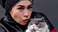 <p>Lewat Instagram, Melly juga tak henti membagikan perjalanan dietnya. Termasuk ketika ia menjalani perawatan pasca operasi bariatrik. Selama beberapa minggu, ia hanya diperbolehkan mengonsumsi makanan dan minuman tertentu saja seperti teh tawar, air putih, dan susu. (Foto: Instagram @melly_goeslaw)</p>