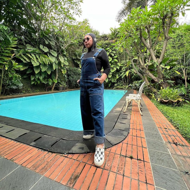 <p>Setelah menjalani operasi, Melly Goeslaw berhasil menurunkan berat badan 12 kg dalam 27 hari. Penampilannya pun jadi lebih bugar. Bahkan saat ini, berat badannya berhasil turun dari 86 kg hingga hampir mencapai 70 kg. (Foto: Instagram @melly_goeslaw)</p>