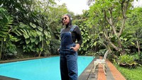 <p>Setelah menjalani operasi, Melly Goeslaw berhasil menurunkan berat badan 12 kg dalam 27 hari. Penampilannya pun jadi lebih bugar. Bahkan saat ini, berat badannya berhasil turun dari 86 kg hingga hampir mencapai 70 kg. (Foto: Instagram @melly_goeslaw)</p>