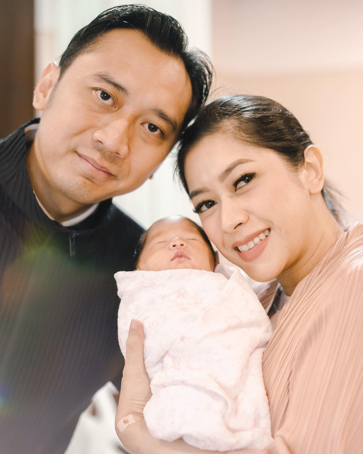 Putri keempat Aliya Rajasa dan Ibas Yudhoyono, Alisha Prameswari Yudhoyono telah berusia satu bulan. Intip potret-potret cantik Alisha di sini yuk, Bunda.