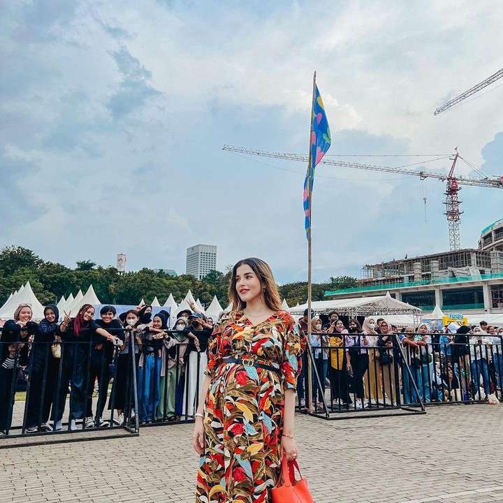 <p>Meski sedang hamil, Tasya tetap aktif mengunjungi berbegai event lho Bunda. Pilihan outfit yang dikenakannya semakin membuat Bunda satu anak ini terlihat segar ya. (Foto: Instagram @tasyafarasya)</p>