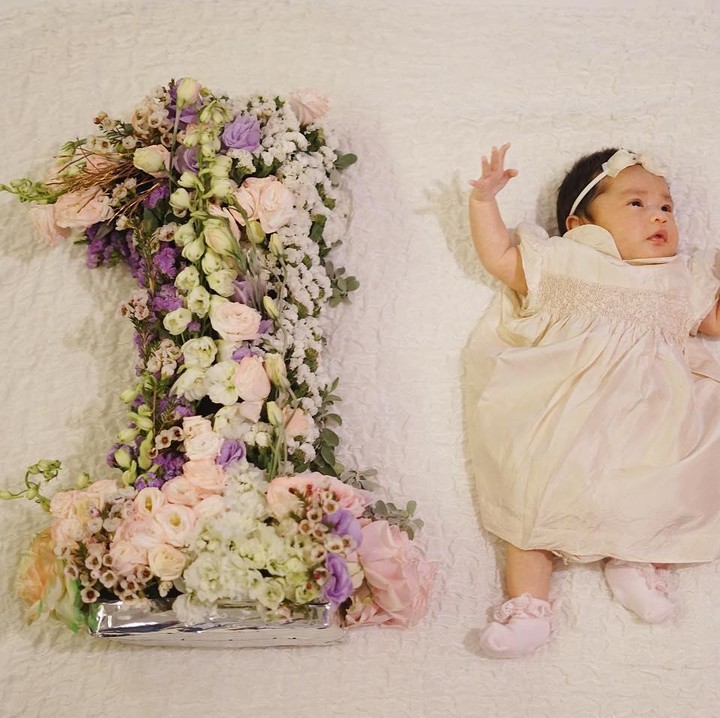 <p>Pada 22 Agustus lalu, Alisha baru saja berusia satu bulan. Berbalut <em>dress</em> berwarna krem, Alisha berpose di sebelah buket bunga angka satu. Gaya OOTD-nya begitu cantik ya, Bunda? (Foto: Instagram/ruby_26)</p>