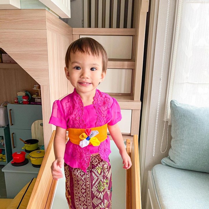 <p>Pada hari Kartini yang dirayakan tiap 21 April, Claire terlihat cantik dan elegan memakai kebaya Bali berwarna <em>pink</em>. Gaya berpakaian Claire mana yang jadi favorit Bunda? Kita doakan semoga Claire sehat selalu ya, Bunda. (Foto: Instagram/shandyaulia)</p>