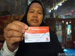 Kasihan, Emak-emak di Jombang Gigit Jari BLT BBM-nya Tak Cair