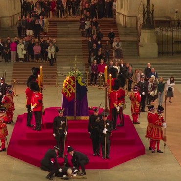 Heboh Penjaga Kerajaan Pingsan di Depan Peti Mati Ratu Elizabeth II