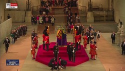 Heboh Penjaga Kerajaan Pingsan di Depan Peti Mati Ratu Elizabeth II