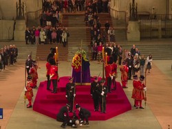 Penjaga Kerajaan Pingsan di Depan Peti Mati Ratu Elizabeth II