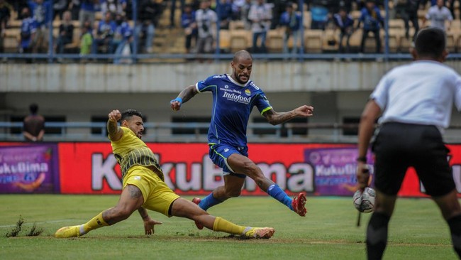 Pertandingan Persik Kediri vs Persib Bandung di Liga 1 malam ini bisa disaksikan melalui live streaming.
