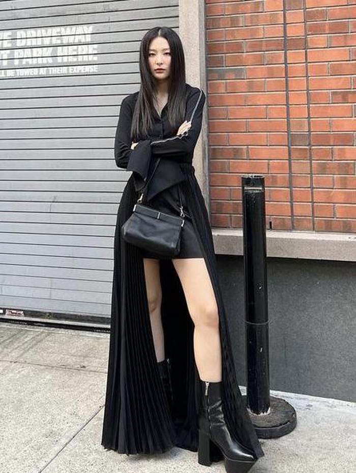 Poin utama dalam busana Seulgi ini adalah rok panjang tambahan yang diikat pada bagian belakang, serta high heel boots yang dapat membuat kaki terlihat lebih jenjang./ foto: instagram.com/hi_sseulgi