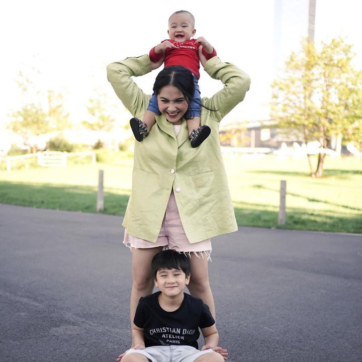 <p>Raffi Ahmad dan Nagita Slavina tengah berada di New York untuk menghadiri acara fashion show bersama artis Tanah Air lainnya, Bunda. Raffi pun turut membawa kedua anaknya, Rafathar dan Rayyanza. (Foto: Instagram: @raffinagita1717)</p>