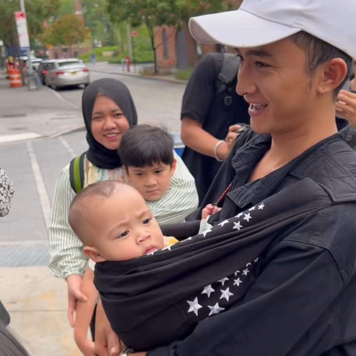 <p>Rafathar dan Rayyanza juga sangat dekat dengan asisten Raffi Ahmad ketika di New York, Bunda. Gemas banget, ya! (Foto: Instagram: @raffinagita1717)</p>