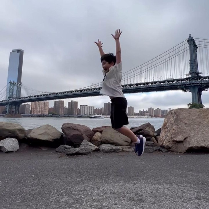 <p>Rafathar juga terlihat sangat bahagia ketika berada di New York, Bunda. Ia bahkan sampai melompat kegirangan, lho. (Foto: Instagram: @raffinagita1717)</p>