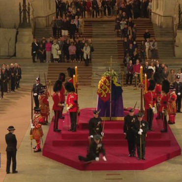 Detik-detik Pengawal Kerajaan Ambruk di Depan Peti Mati Ratu Elizabeth II