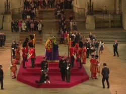 Detik-detik Pengawal Kerajaan Ambruk di Depan Peti Mati Ratu Elizabeth II