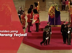 Bikin Kaget, Pengawal Kerajaan Pingsan saat Jaga Peti Mati Ratu Elizabeth II