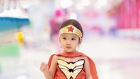 <p>Saat menghadiri pesta ulang tahun bertema <em>superhero</em>, Claire mengenakan kostum Wonder Woman, Bunda. Gaya modis Claire begitu mirip dengan Bunda Shandy ya, Bun? (Foto: Instagram/shandyaulia)</p>