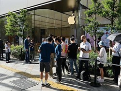 Fanboy Apple Rela Menginap di Emperan Demi iPhone 14