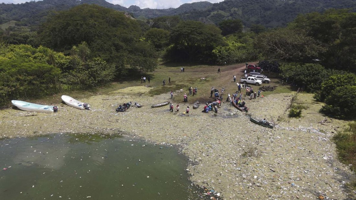 FOTO: Sampah Plastik Menyerbu Danau Suchitlan El Salvador