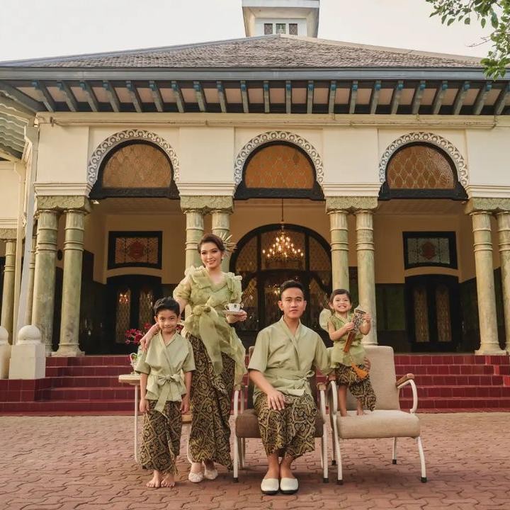 <p>Gibran Rakabuming dan La Lembah Manah melakukan sesi pemotretan bersama fotografer Rio Motret, Bunda. (Foto: Instagram @riomotret)</p>