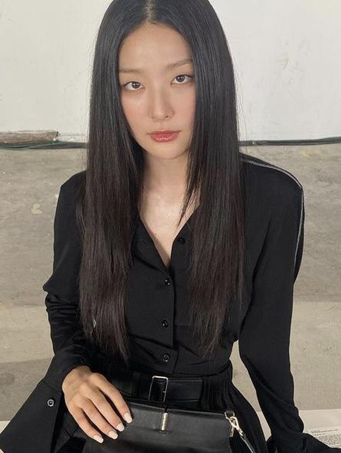 Seulgi juga membagikan foto-fotonya di New York Fashion Week, yang langsung dibanjiri pujian netizen karena penampilannya sebagai 