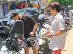 Bule-bule yang Naik Motor di Bali Itu Punya SIM Nggak Sih?
