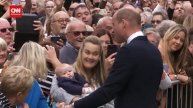 VIDEO: Pangeran William Dan Kate Middleton Sapa Pelayat