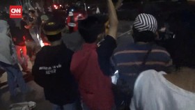 VIDEO: Massa Hujani Truk TNI Dengan Batu Di Depan Kampus UMI Makassar