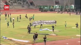VIDEO: Persebaya Dikalahkan Rans Nusantara FC, Bonek Mengamuk