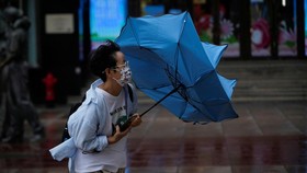 FOTO: China Porak-poranda Dihantam Topan Muifa