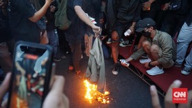 UGM Respons Demo BBM Bakar Jas Almamater