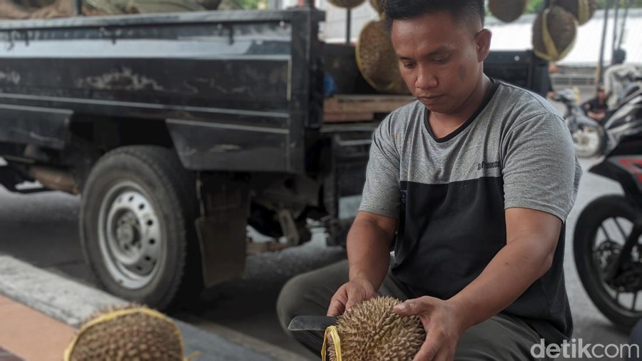 Viral Penjual Durian di Demak Mirip Ferdy Sambo Rozikin, warga asli Jepara, penjual durian yang biasa mangkal di depan Pasar Bintoro Demak viral di medsos akhir-akhir ini gegara tampangnya disebut mirip Ferdy Sambo.