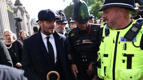 David Beckham Rela Antre 12 Jam untuk Melayat Ratu Elizabeth
