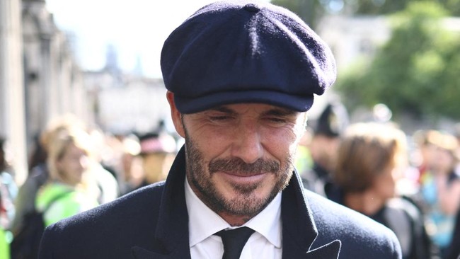 Para penghujat menilai Beckham telah 'melacurkan' diri ke negara Muslim, yang dianggap sebagai negara homofobik, rasis dan intimidatif.