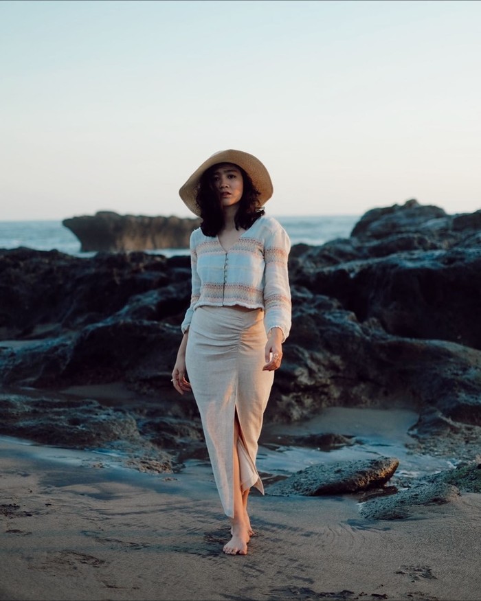 Gaya Febby Rastanty saat hang out ke pantai ini bisa juga jadi inspirasi OOTD-mu, Beauties. Padu-padan atasan rajut dengan slit skirt, ditambah topi pantai ini akan membuat penampilanmu semakin kece. (Foto: IG Febby Rastanty)