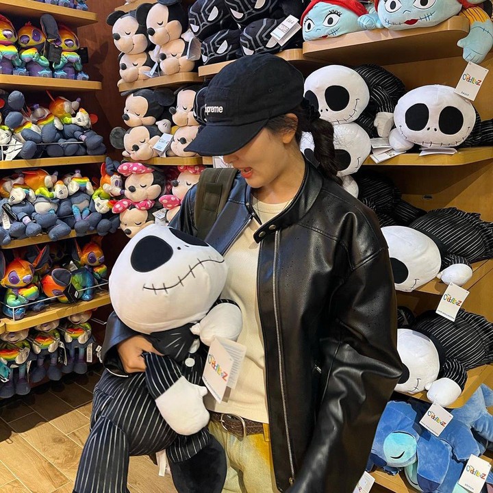 <p>Itu dia potret OOTD Seulgi selama menikmati hari-hari di New York. Dari semuanya, mana OOTD Seulgi yang paling keren menurut Bunda? (Foto: Instagram @hi_sseulgi)</p>