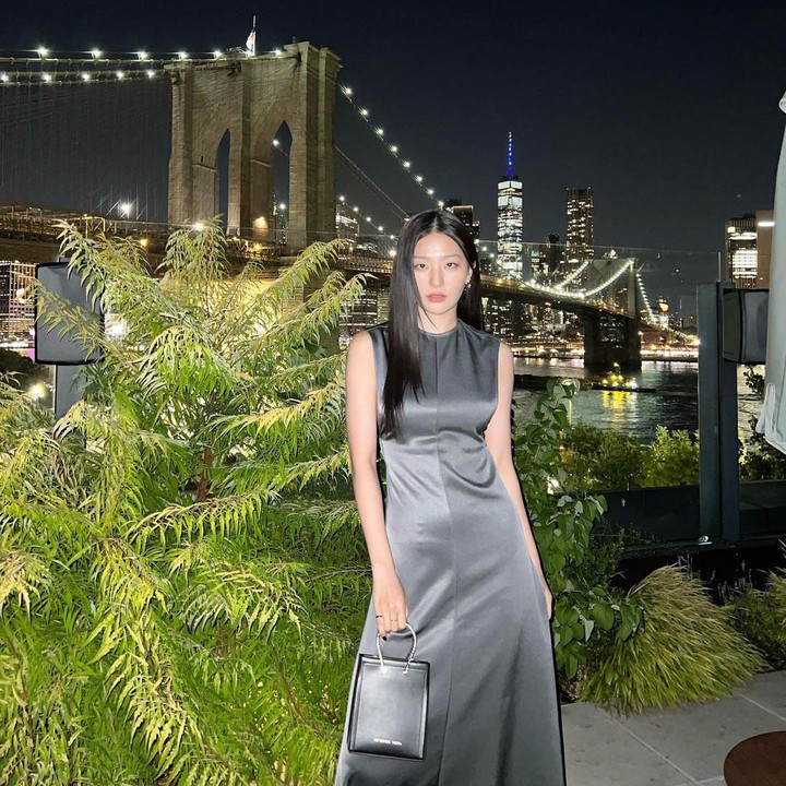 <p>Pelantun <em>Feel My Rhytm</em> ini hadir dalam balutan dress serba hitam dengan gaya edgy. Diketahui, ini merupakan salah satu koleksi Spring/Summer 2023 dari Peter Do. (Foto: Instagram @hi_sseulgi)<br /><br /><br /></p>