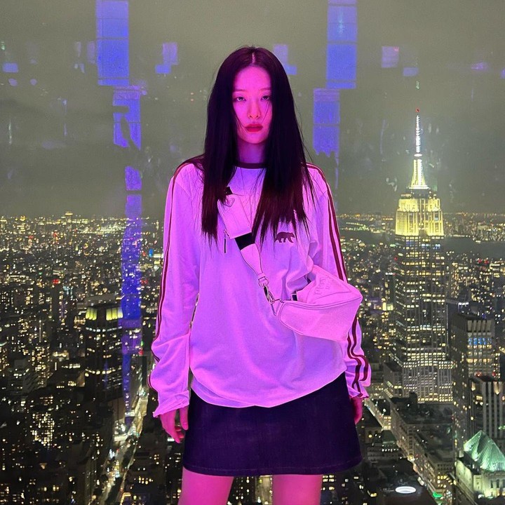 <p>Melalui media sosial Instagram, Seulgi membagikan beragam aktivitasnya nih, Bunda. Dari potret-potret yang dibagikan, Seulgi terlihat keren dengan OOTD-nya, ya? (Foto: Instagram @hi_sseulgi)<br /><br /><br /></p>